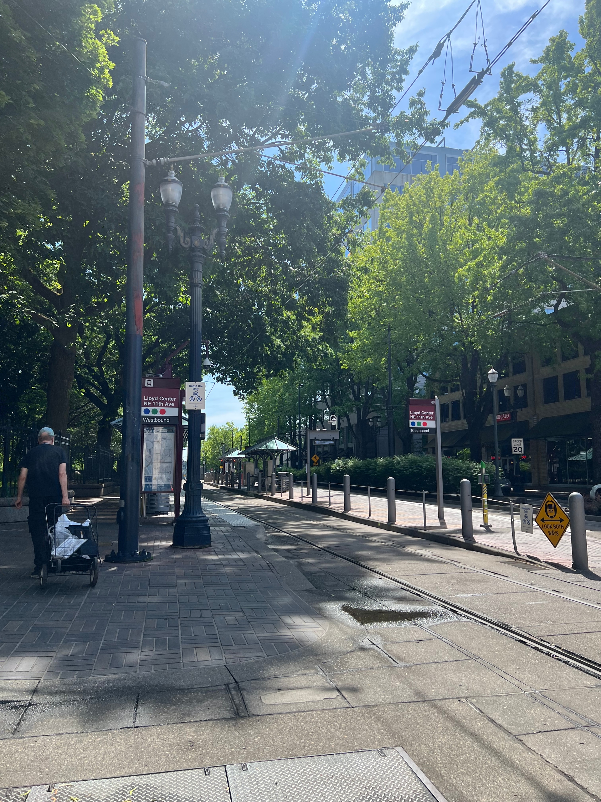 Lloyd Center / NE 11th Ave, MAX Light Rail Service